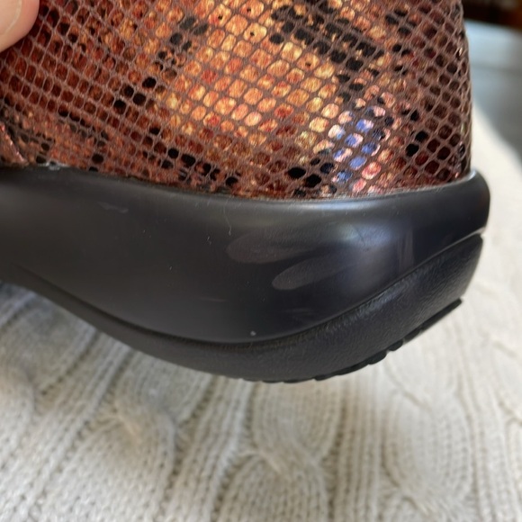 Women’s Alegria Sz 37 Bronze/Copper Snake Print Clogs. Slip resistant. Leather - Picture 10 of 11